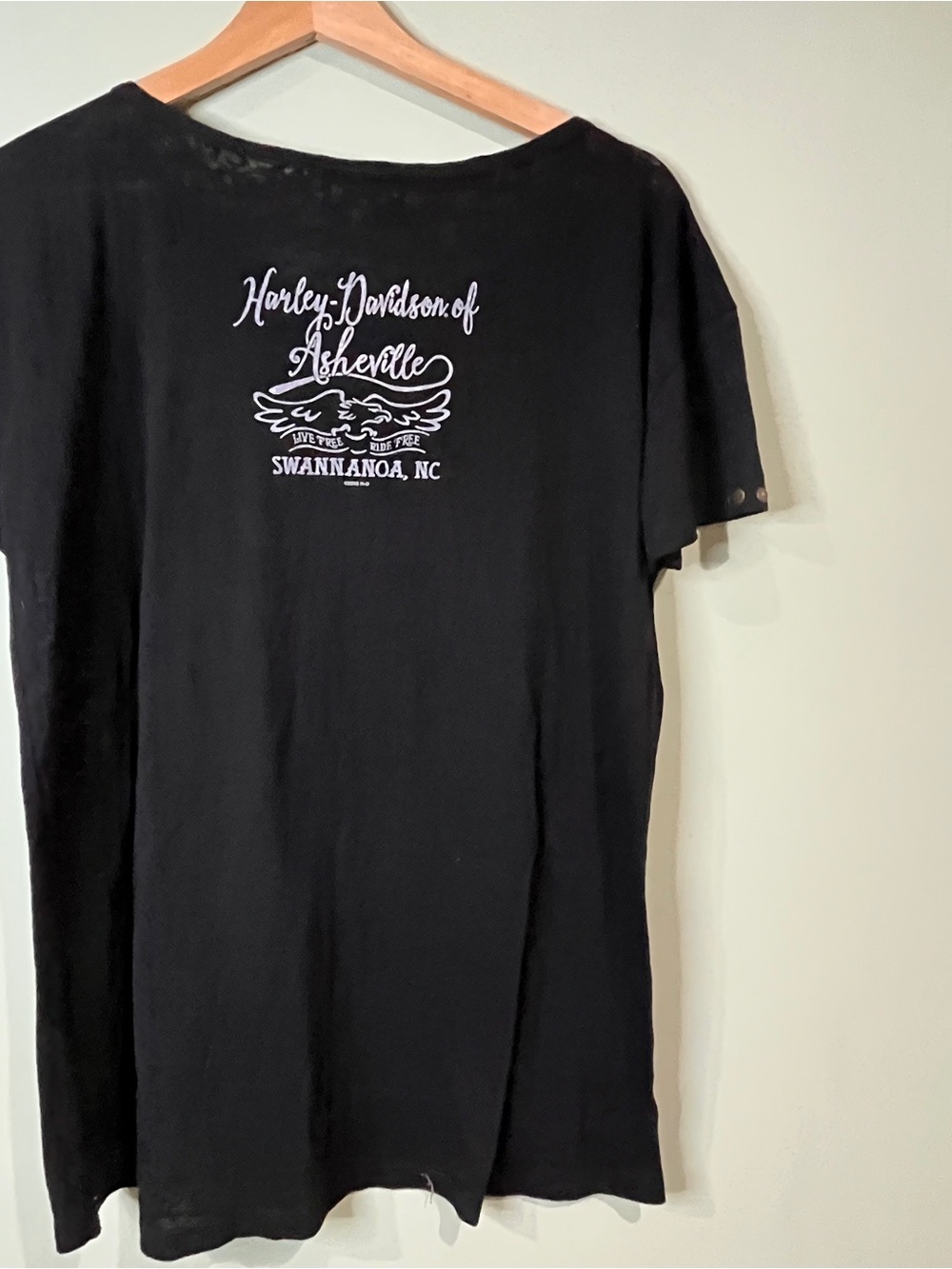Harley-Davidson Black Tee with Cream Skull Motorcycle Graphic - Picture 6 of 10